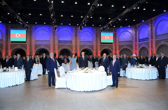 Ильхам Алиев и его супруга приняли участие в официальном приеме в честь 20-летия независимости Азербайджана (ФОТО)
