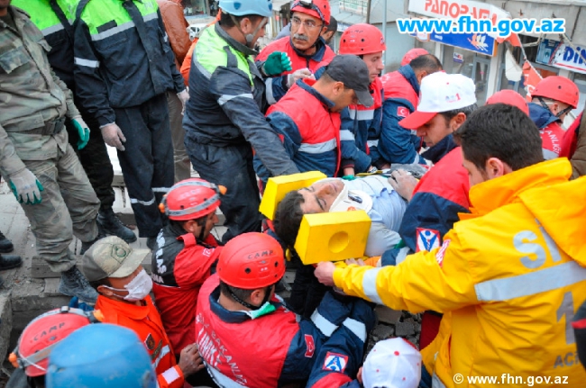 Спасатели МЧС Азербайджана извлекли из-под завалов в Турции  тела еще шестерых погибших (ФОТО)