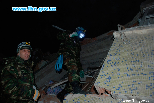 Azerbaijani rescuers pull six dead bodies from quake rubble in Turkey (PHOTO)