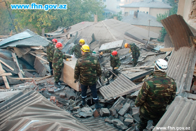 Azerbaijani rescuers pull six dead bodies from quake rubble in Turkey (PHOTO)