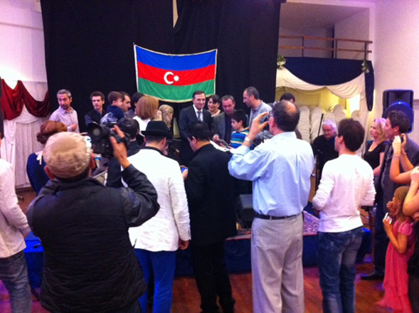 Мансум Ибрагимов и группа  "Карабах" покорили родину Гамлета - датский журналист поцеловал флаг Азербайджана (фото)