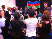 Мансум Ибрагимов и группа  "Карабах" покорили родину Гамлета - датский журналист поцеловал флаг Азербайджана (фото)