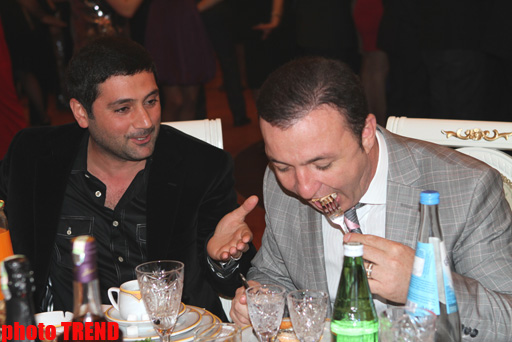 Современный "Мешади-Ибад" против певца, употребляющего виски (фотосессия)