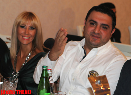 Шоумен Насиб Нур уснул на вечеринке рядом с блондинкой (фотосессия)