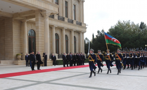 В Баку состоялась церемония официальной встречи Президента Венгрии (ФОТО)