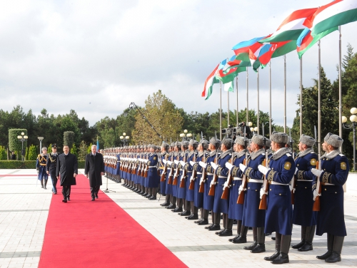 Hungarian President officially welcomed to Azerbaijan (PHOTO)