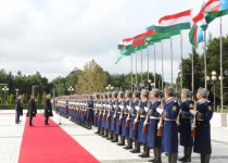 Hungarian President officially welcomed to Azerbaijan (PHOTO)