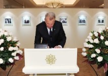 Macarıstan Prezidenti Heydər Əliyev Fondunda olub (FOTO)