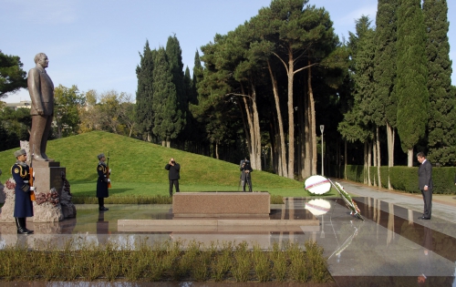 Президент Болгарии посетил могилу общенационального лидера Азербайджана