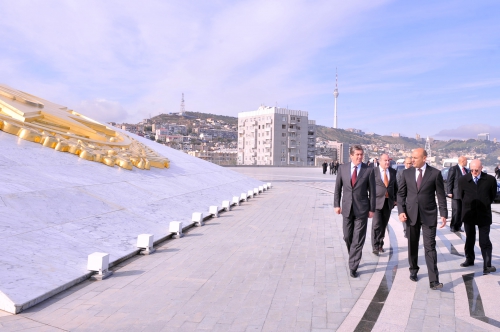 Bolqarıstan Prezidenti Bakıda Dövlət Bayrağı Meydanı ilə tanış olub (FOTO)
