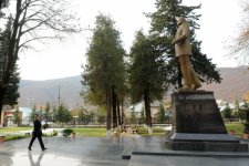 Президент Азербайджана совершает визит в Огузский район (ФОТО)