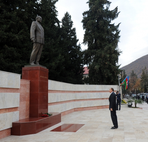 Ильхам Алиев посетил памятник общенациональному лидеру Гейдару Алиеву в Гахе (ФОТО)