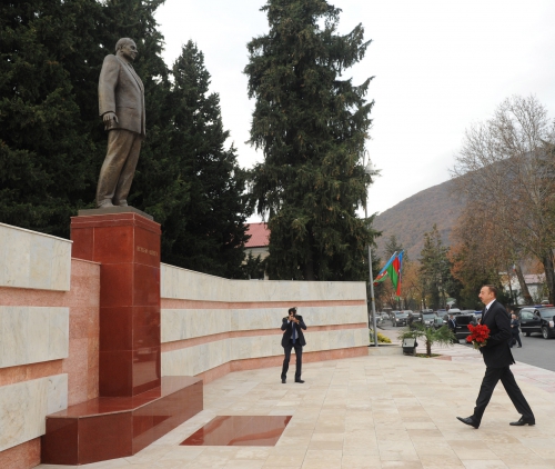 Ильхам Алиев посетил памятник общенациональному лидеру Гейдару Алиеву в Гахе (ФОТО)