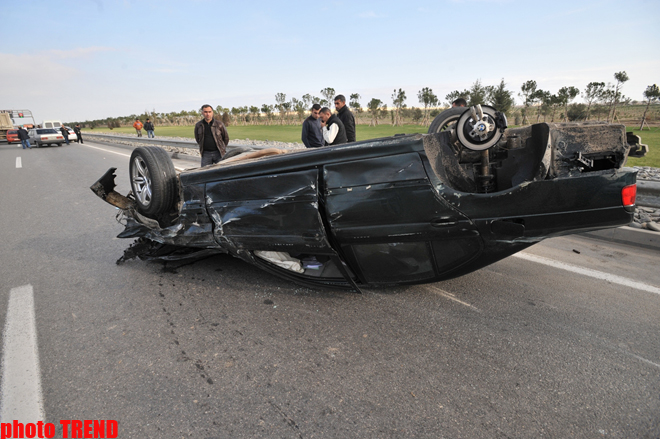 На трассе Баку-Алят водителя искореженной в ДТП машины извлекали спасатели МЧС