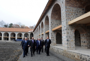 Azərbaycan Prezidenti Şəkidə "Aşağı Karvansaray" kompleksində aparılan təmir-bərpa işləri ilə tanış olub (FOTO)