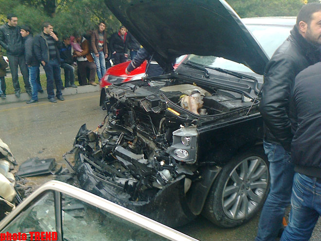 В центре Баку в результате ДТП сгорел автомобиль, есть погибшие (ФОТО)