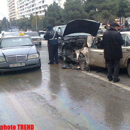 В Баку произошло тяжелое ДТП, семь человек пострадали