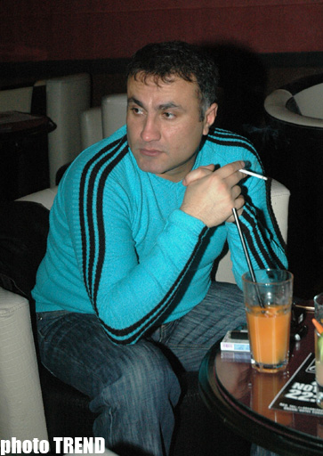 Чингиз Мустафаев побил режиссера, или Брызги шампанского в "Темной комнате" (видео-фотосессия)