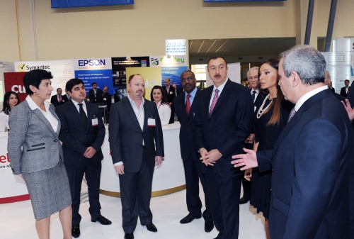 Ильхам Алиев  и его супруга ознакомились с Международной выставкой "BakuTel-2011" (ФОТО)