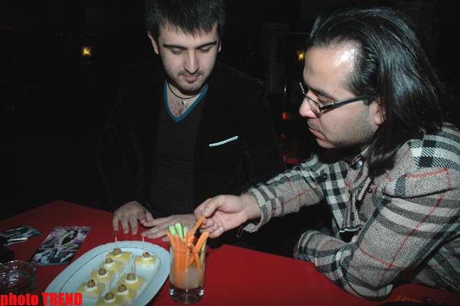 Азербайджанский телеведущий и диджей сели на огуречно-морковную диету (фото)