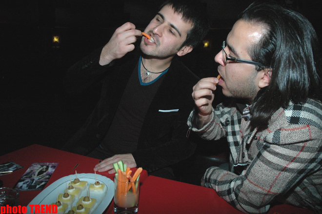 Азербайджанский телеведущий и диджей сели на огуречно-морковную диету (фото)