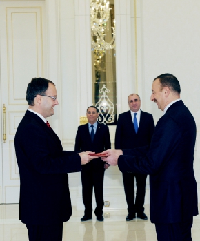 Президент Азербайджана принял верительные грамоты посла Румынии