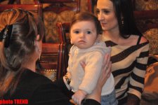 Азербайджанская фотомодель впервые вывела в свет дочь (фото)