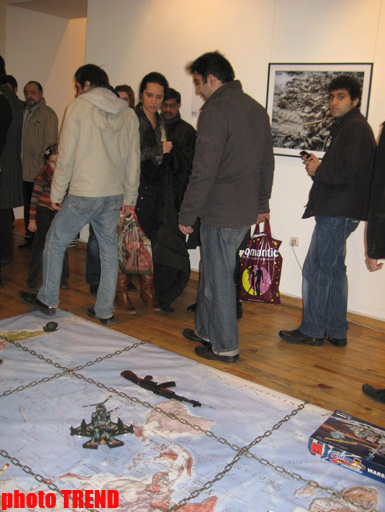 В Баку открылась выставка "Оружие массового поражения": "Их кровь смывается как вода" (фотосессия)