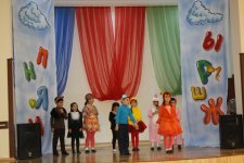 Учащиеся бакинской классической гимназии показали театрализованное представление (фото)