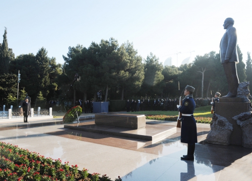 Президент Ильхам Алиев посетил могилу общенационального лидера Гейдара Алиева (ФОТО)