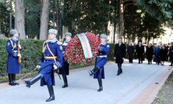 Azerbaijani President pays tribute to national leader Heydar Aliyev (PHOTO)