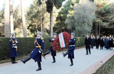 Azerbaijani President pays tribute to national leader Heydar Aliyev (PHOTO)