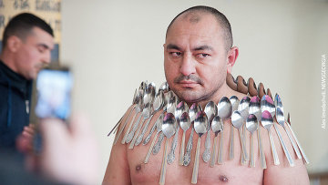 Прозванный «человеком-магнитом» азербайджанец из Грузии будет штурмовать новый мировой рекорд