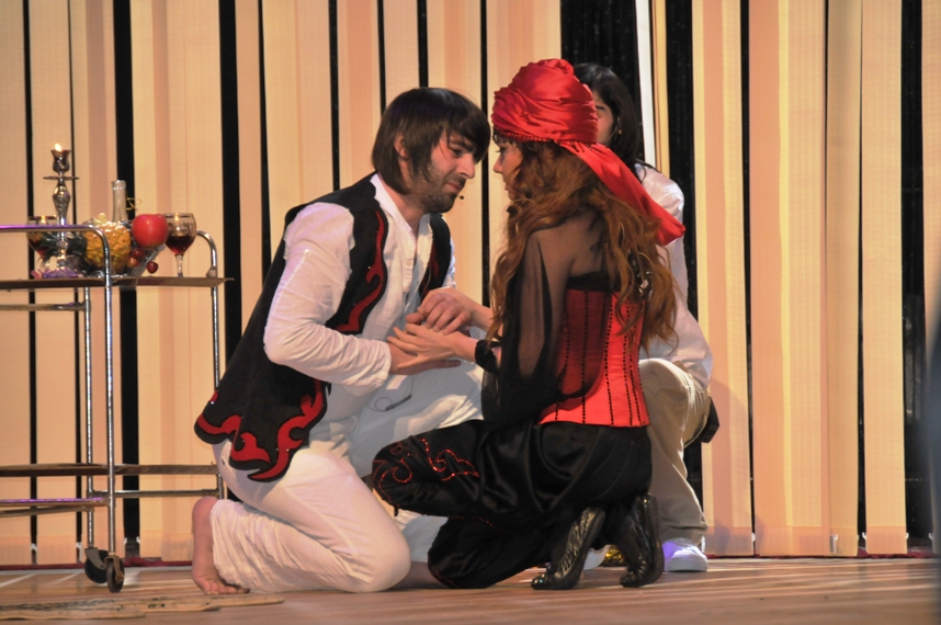 В Баку представлен уникальный мюзикл "Лейли и Меджнун" - "Браво, ребята!"
(фотосессия)