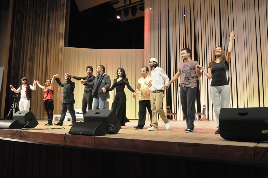 В Баку представлен уникальный мюзикл "Лейли и Меджнун" - "Браво, ребята!"
(фотосессия)