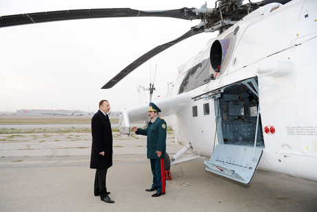Президент Азербайджана Ильхам Алиев провел осмотр завезенных в страну новых военных вертолетов (ФОТО)