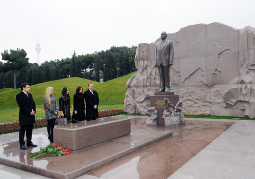 Президент Азербайджана Ильхам Алиев и члены его семьи посетили могилу великого лидера Гейдара Алиева (ФОТО)