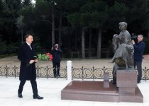 President Ilham Aliyev and his family members visit Alley of Honors (PHOTO)