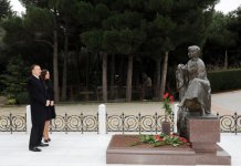 President Ilham Aliyev and his family members visit Alley of Honors (PHOTO)