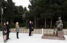 President Ilham Aliyev and his family members visit Alley of Honors (PHOTO)