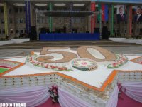 В Азербайджане изготовили 50-метровый торт весом в двенадцать тонн (фото)