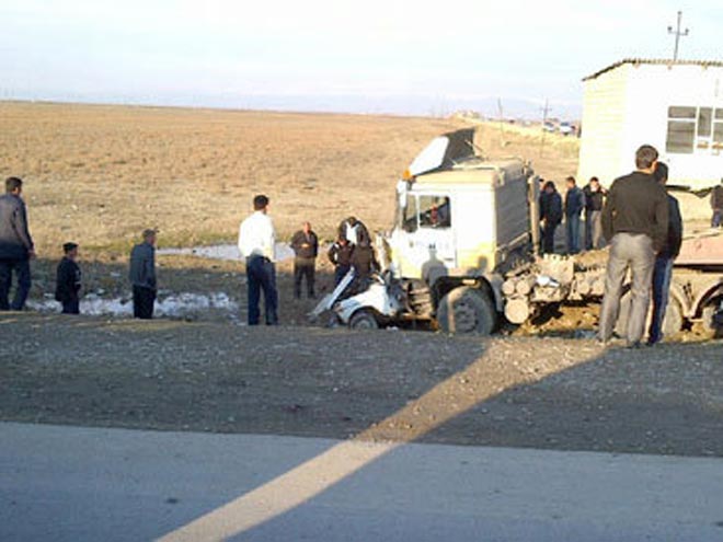 В Агсуинском районе в водоканал упал "КАМАЗ", водитель ранен