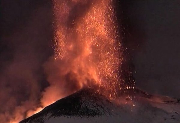 Вулкан Карымский на Камчатке выбросил столб пепла на 2,5 километра