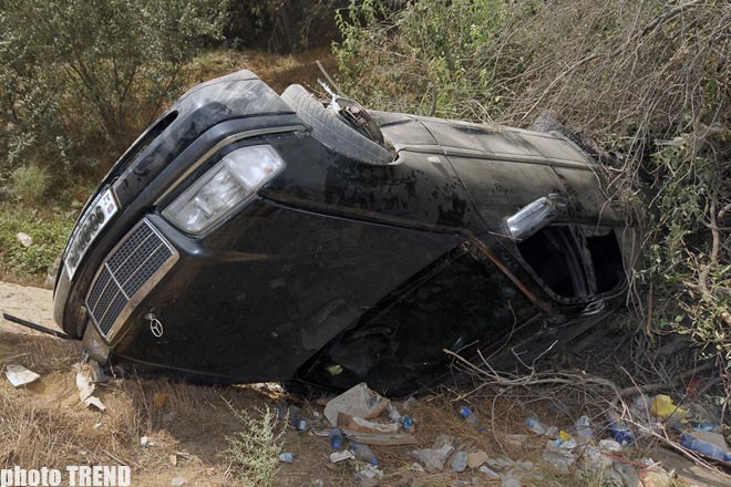 Salyan-Şirvan yolunda avtomobil aşıb, iki nəfər ölüb