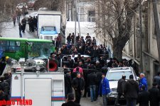В результате аварии КАМАЗа и автобуса эвакуированы учащиеся школы в Баку (ФОТО)
