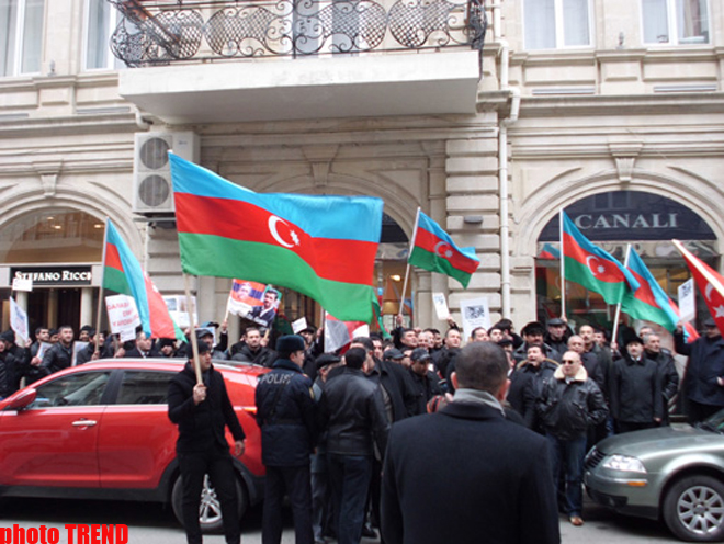 Перед посольством Франции в Баку прошла акция протеста (ФОТО)