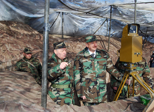 Azerbaijani President visits military unit on front line (PHOTO)