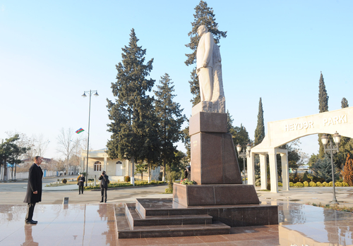 President Ilham Aliyev visits national leader Heydar Aliyev`s monument in Goranboy (PHOTO)