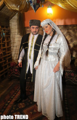 Аян Бабакишиева: "Азербайджанская национальная одежда делает женщину еще краше" (фотосессия)