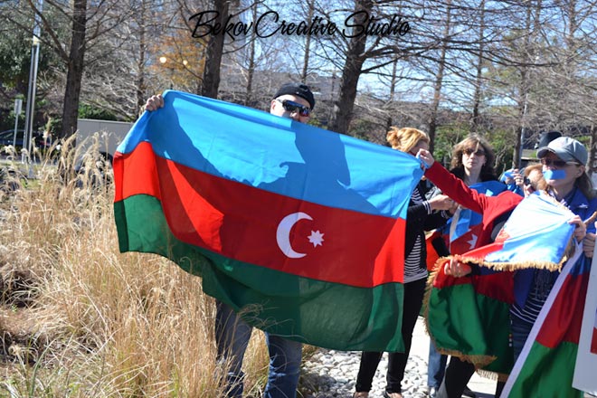 Азербайджанцы и турки провели акцию протеста перед консульством Франции в Хьюстоне (ФОТО)